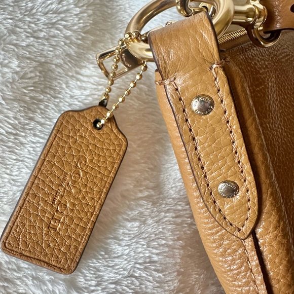 New Coach Tan Leather Shoulder Bag with Gold Hardware - Picture 5 of 15